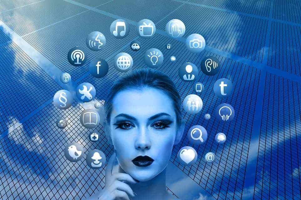 Auf einem blauen Bild ist eine Frau welche Business Administration 4.0 studiert hat. Dieser Kurs beinhaltet Online Marketing, SEO und auch Social Media Marketing.
