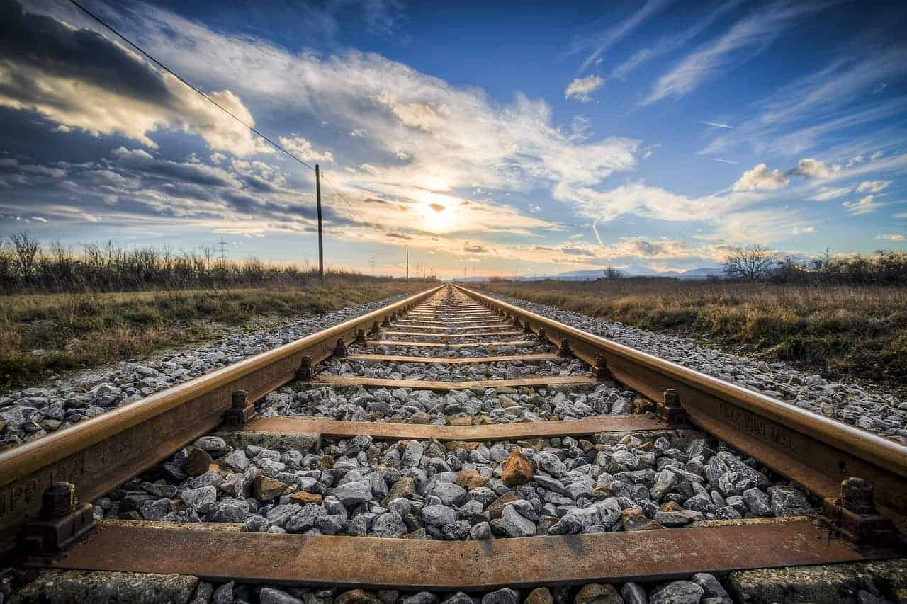 Loslassen können ist ein langer Weg, der wie dieses Gleis an einen unbekannten Ort führt - eine Reise, ein Lebensziel. Nicht loslassen zu können hält Dich in der Vergangenheit fest.