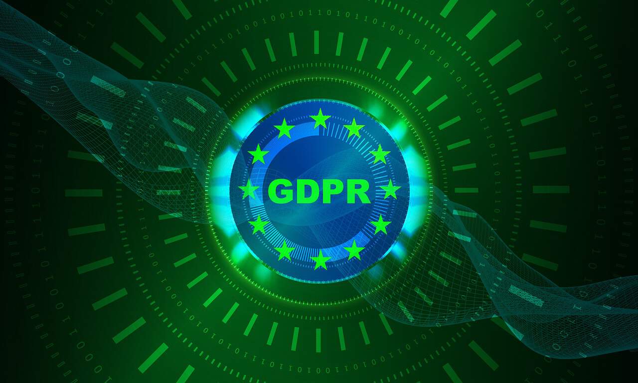 Symbolische Darstellung der GDPR (General Data Protection Regulation) mit Sternen der EU und grünen digitalen Mustern.
