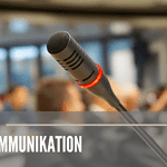 Ein Mikrofon vor Leuten: Wie kann man richtig kommunizieren? Überschrift: Effektive Kommunikation