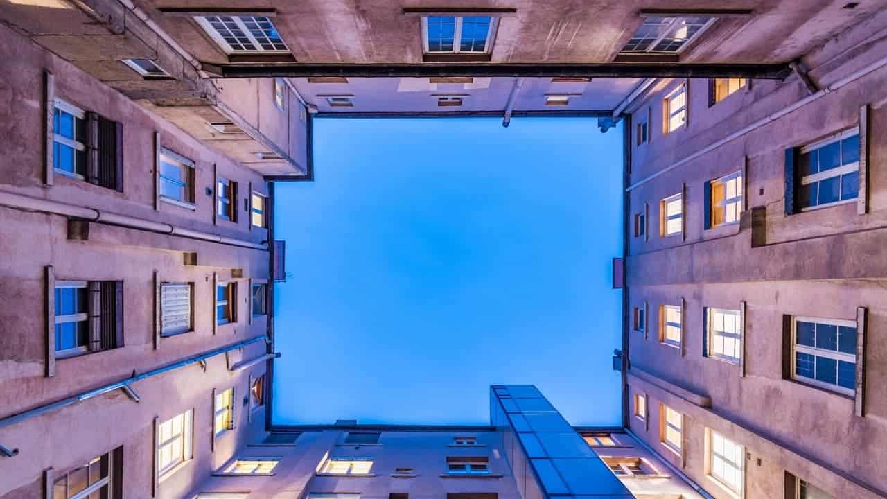 Blauer Himmel innerhalb von Hausmauern steht für die Einsamkeit in der Gesellschaft.