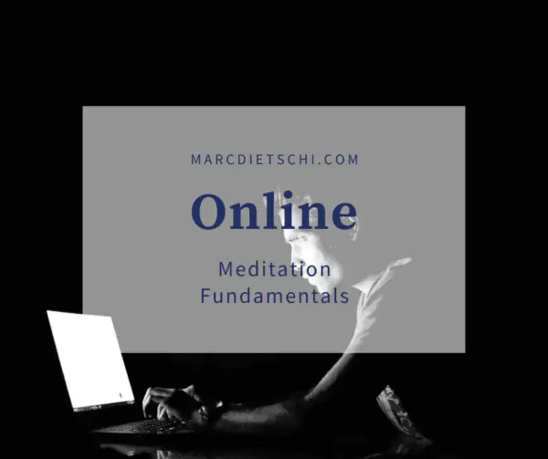 Mann vor dem Notebook bei der Teilnahme am Online-Meditationskurs.