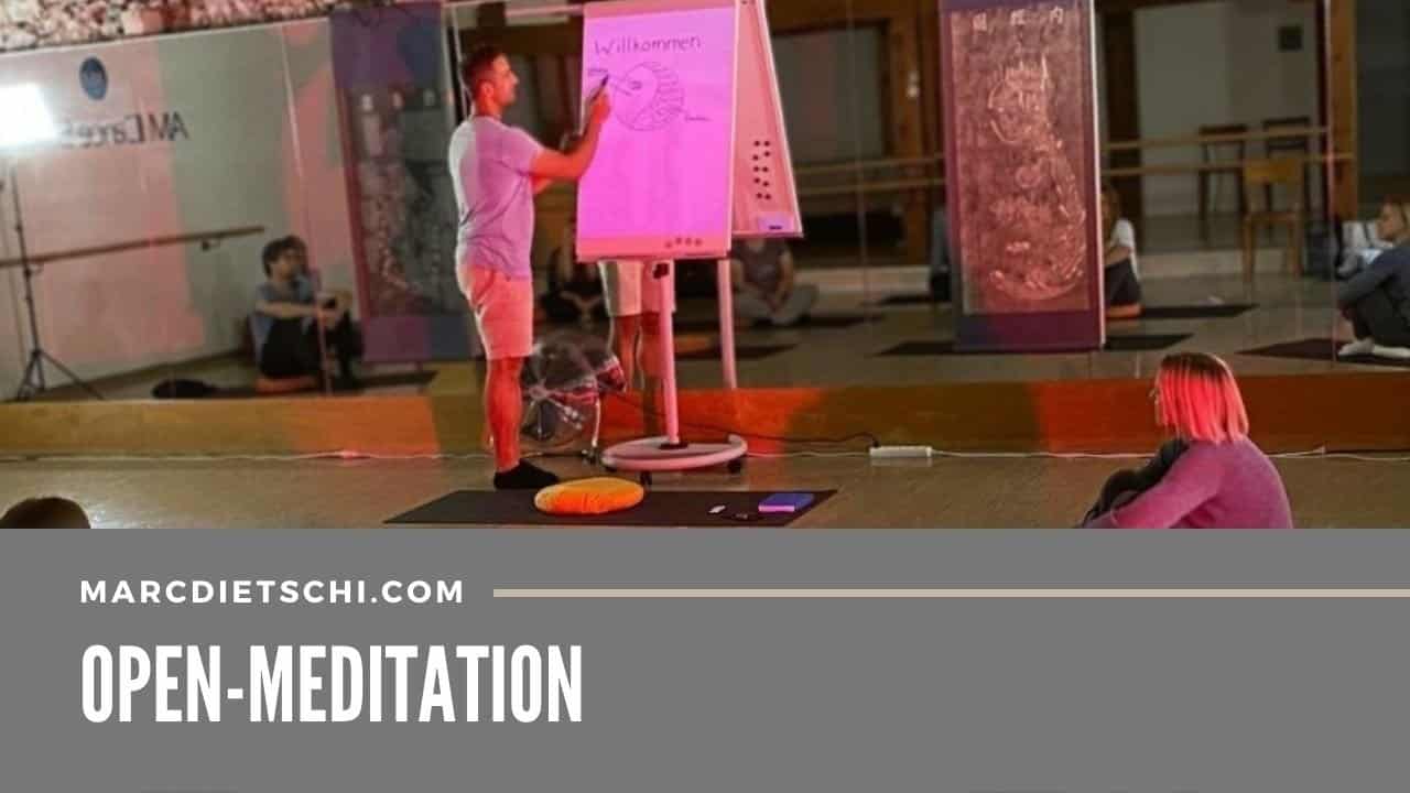 Marc Dietschi zeichnet auf ein Whiteboard in einem Meditationskurs.