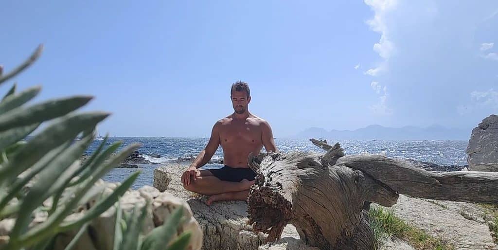 Marc Dietschi in Meditation am Stand in Frankreich, 2022