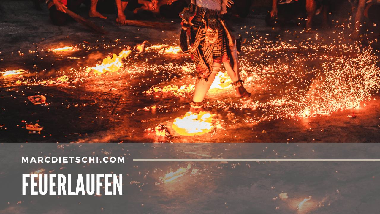 Ein Mann tanzt auf glühender Kohle während einem zeremoniellen Feuerlaufen.
